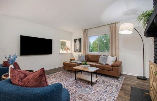 Cozy & Elegant Gem Fenced Yard BBQ & Games - Foto 9