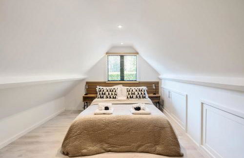 Romantic getaway UK with Private Sauna, King Bed, WiFi 517mbps & EV Charger - Photo 4