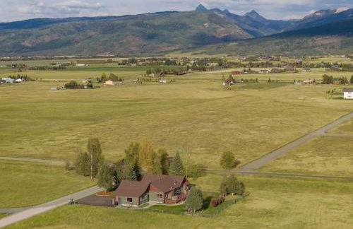 Family Fun Fireplace & Huge Deck - Photo 8