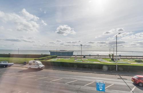 4-Bedroom Seafront House in Southend Sea Views - Pass the Keys - Foto 63