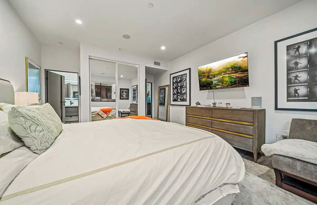 Willow Glen - Hollywood Hills Multi-level Villa With Theater & Pool - Photo 3