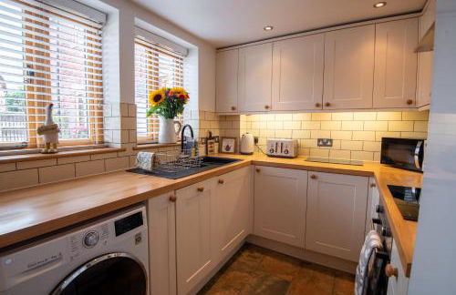 Apple Tree Cottage - Cosy 2 Bed with Deluxe HOT TUB & Log Burner - Photo 12