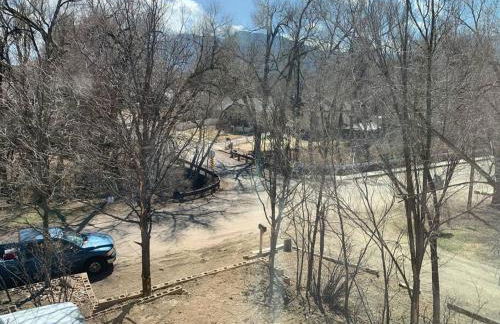 Huge Cozy Home with Many Bedrooms in Ivywild - Foto 14