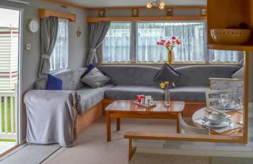 Norfolk Poppy Caravan - Sleeps 4 - WiFi and Sky TV Included - Foto 6