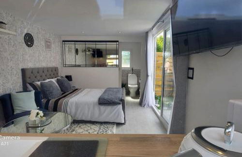 Adorable private couples retreat with hot tub - Photo 28