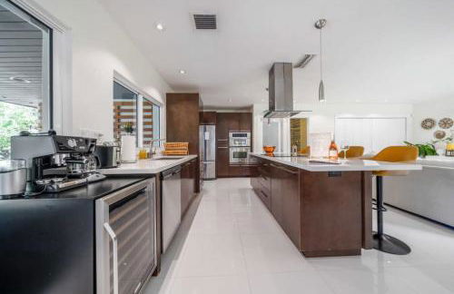 Boho House - Stylist Home with Parking and large Yard - Foto 3