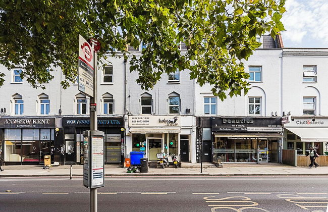 Stylish City Retreat - Photo 24