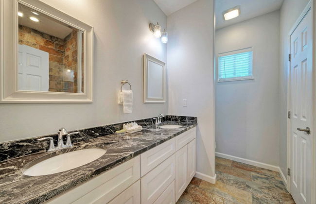 6bdr, Balcony w/ Bay View, Shared Pool + Boat Dock Keeper Red by Avantstay - Foto 21