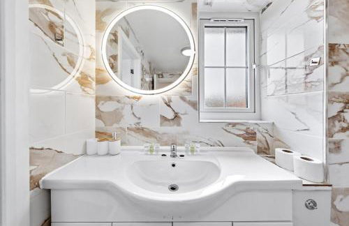 4 Bedroom House by Homestyles Hosts - Short Lets and Serviced Accommodation Islington - Private En-Suite - Foto 38