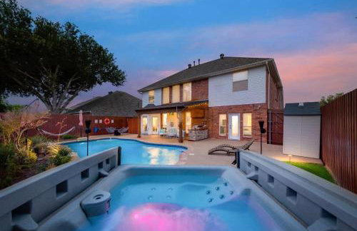 Modern and Luxury DFW Mansion with Backyard Oasis - Foto 10