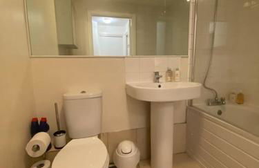 Comfy 2 bed Flat with free Parking, close to Tube - Foto 16