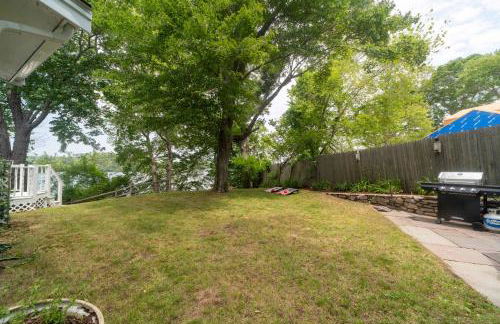 Family Lakefront Adventure House 3BR wFirepit & Scenic - Foto 3