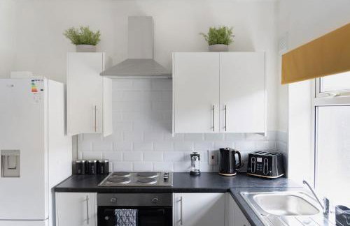 Chic Retreat Coastal Town Sleeps 4 - Foto 15