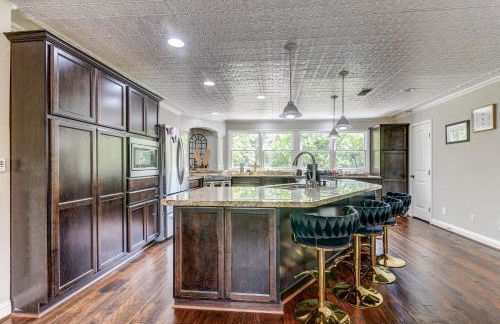 The San Bernard River waterfront provides private access to a spa, boat ramp, and jet skiing - Photo 51