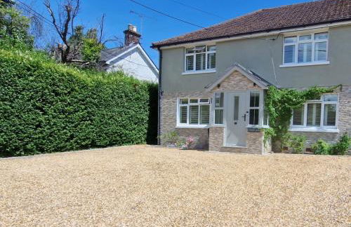 South Coast New Forest Holiday Home-4 Bed-Sleeps 8-Spacious-Parking-EV Dock-Large Garden-Playground-Great for Families-Groups-Professionals - Foto 1