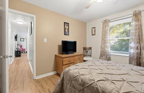 Next Stop! Comfort! 3 BR Near Amtrak Station! - Foto 38