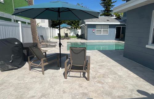 Cheerful 7 Bdrm Home with Private Pool One Block from Beach - Foto 7