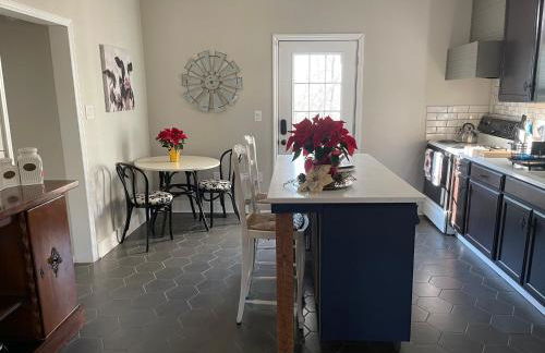 Clayton's 1910 Restored Mill House-near Burlington - Foto 8