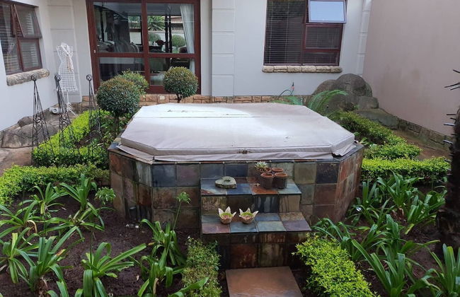 Or Tambo Airport Holiday Home - Photo 37