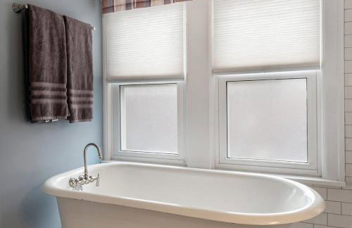 Steps to Dtwn Plymouth! Home with Dog-Friendly Yard - Foto 19