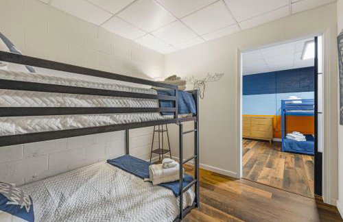 LKJ - Lakefront Home, Hot tub, Fire Pit, Games and Movie Room! - Foto 62