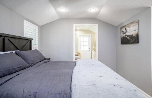 Charming 3BR Home Near DT with King Bed and Fire Pit - Foto 18