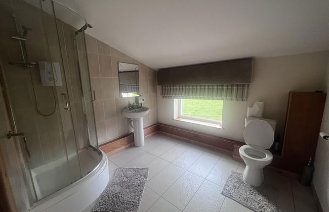 Captivating 2 Bed Apartment in Newhouse - Photo 5