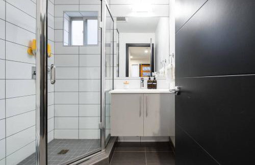 Walk to Restaurants from a Designer Cap Hill Home - Foto 58