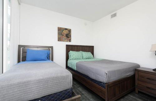 Stylish 3BR High-Rise with Pool, Hot Tub & Rooftop Views - Foto 5