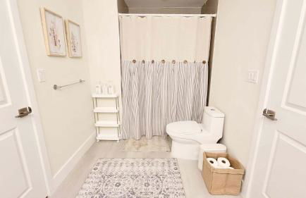 NEW Modern Condo FREE Parking & High Speed Wifi - Foto 11