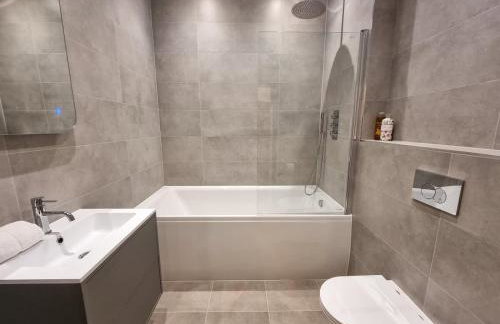 Altrincham Centre, 2 Bed, Bathtub, King Beds - Foto 16