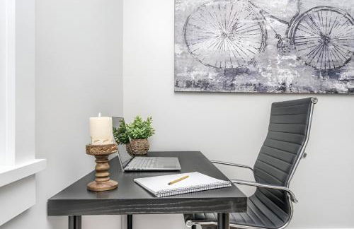 Renovated & Sophisticated Home Near Beach & Shops! - Photo 17