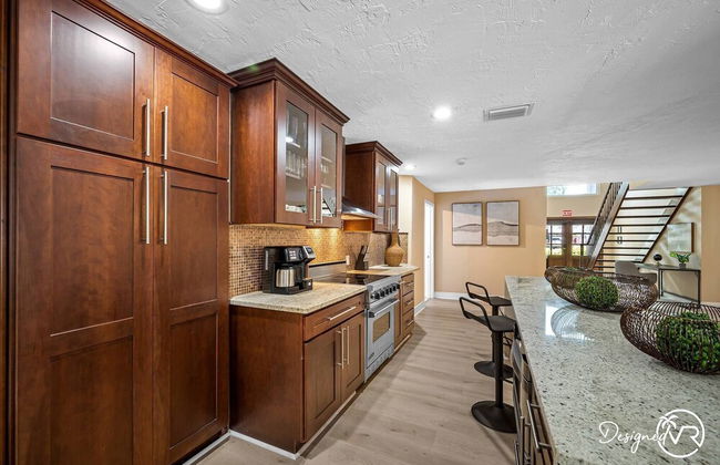 8BR Villa with Heated Pool Near Beach - Foto 35