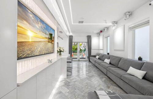 Versace Mansion Neighbor (Floor 1) Sleeps 9 - Foto 17