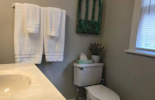 Spacious Home in DT Libertyville Near Naval Base - Foto 21