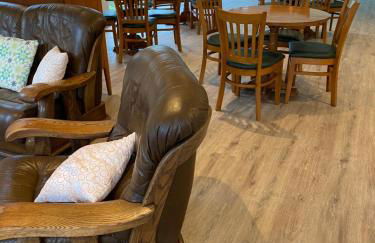 Luxury cosy carriage with electric private hot tub - Photo 22