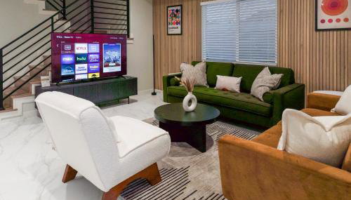 Spacious Disneyland Getaway I Game Room, King Suites & EV Access I Sleeps 14 - Foto 2