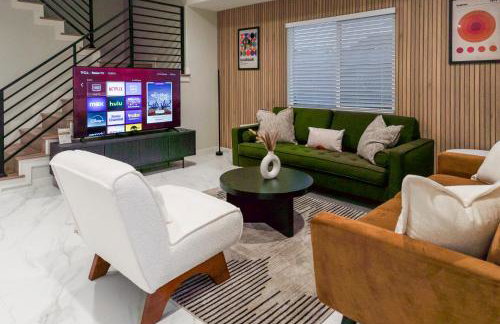 Spacious Disneyland Getaway I Game Room, King Suites & EV Access I Sleeps 14 - Foto 2