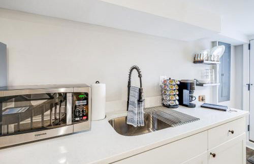 Walkable Location Modern DC Apt with Yard Access! - Foto 9