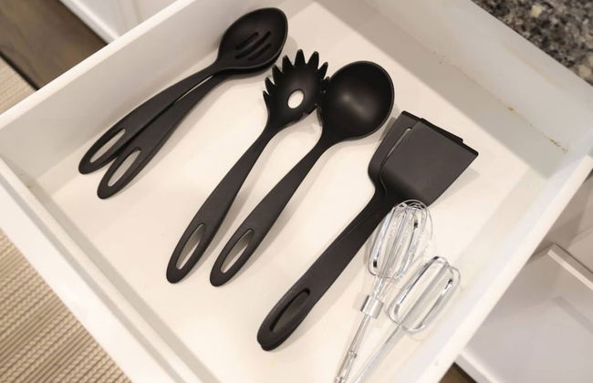 Spacious Home w Putting Green -for Extended Stays - Photo 18