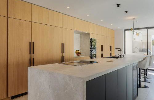 Ultra-Modern 5-Bed Luxury Chalet with Private Pool & Home Cinema 13 Min To Beach - Foto 11