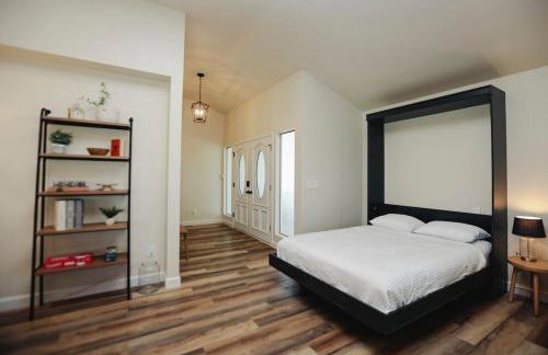 Riverfront Beauty with Pickle Ball Court - Foto 12