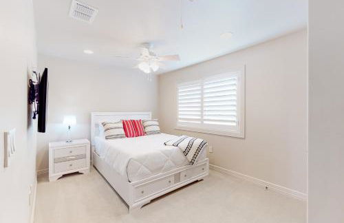 Lakefront home with hot tub, dock, kayaks, central AC, & great lake views - Foto 20