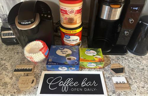 Entire Private Home with 3 Bedrooms, Gated Yard, Parking, King Bed, Available Now - Foto 18