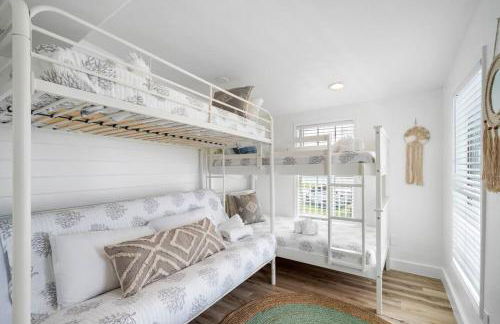 Beach Bungalow with Gorgeous Deck, Close to Beach - Foto 14