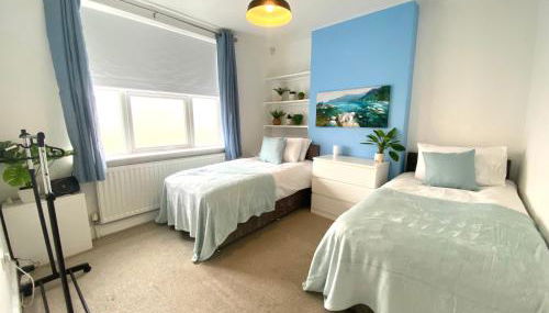 Rushden - Spacious House and Garden, Free Parking, TV, Sleeps 8 Guests - Foto 4