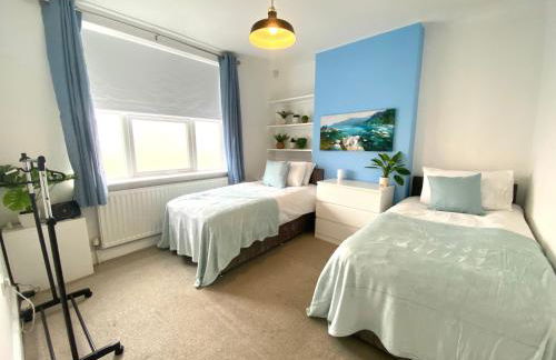 Rushden - Spacious House and Garden, Free Parking, TV, Sleeps 8 Guests - Foto 4