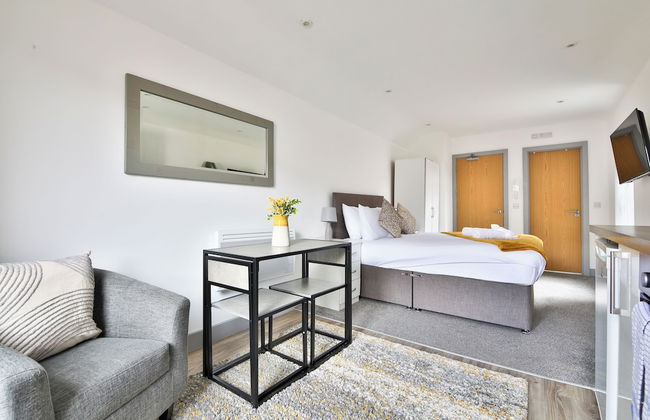 Stunning Studio In Converted Building - Photo 6