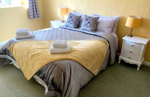 Cider Cottage - 3 Bedroom - Onsite Parking - Photo 9