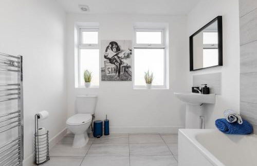 Spacious 3BR Sleeps 8 Ideal for Contractors or Large groups - Foto 8